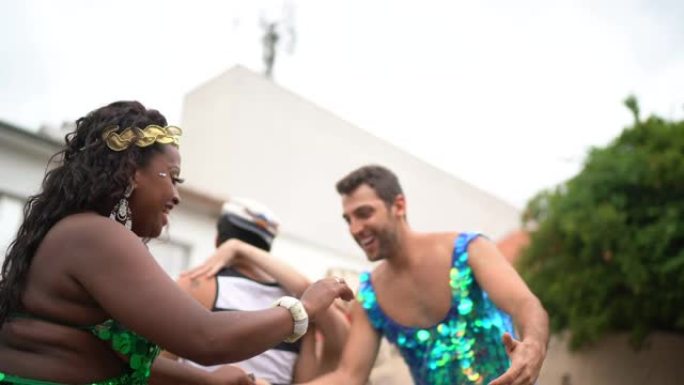 在巴西的街头狂欢节派对上玩得开心和跳舞的朋友