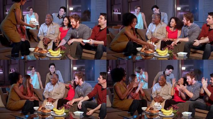 生日快乐!与家人和年轻朋友一起庆祝这位黑人老人的生日。