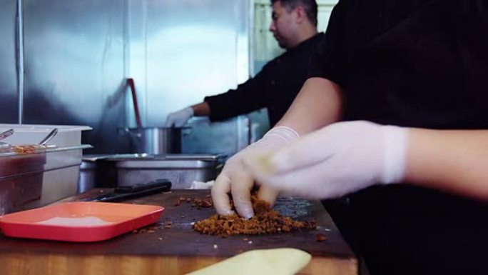 厨师在墨西哥餐厅做炸玉米饼