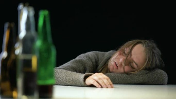 嗜酒成瘾的女性睡在桌上后喝酒，对健康有害