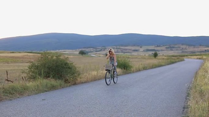 在乡村道路上轻松骑行