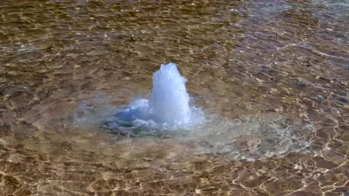 水面上有波浪和小喷泉的小涟漪