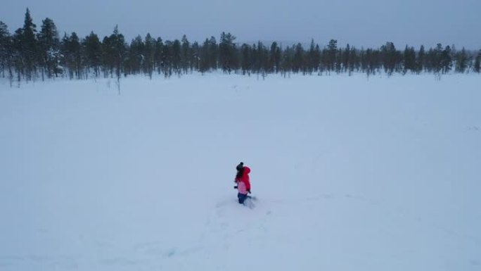 年轻女子在深雪上尽情奔跑