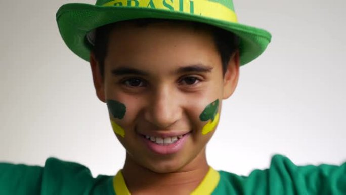 年轻的巴西球迷用彩绘的脸庆祝