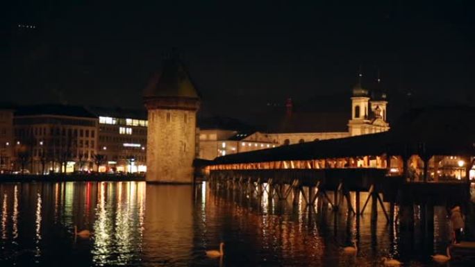 晚上瑞士卢塞恩的教堂桥