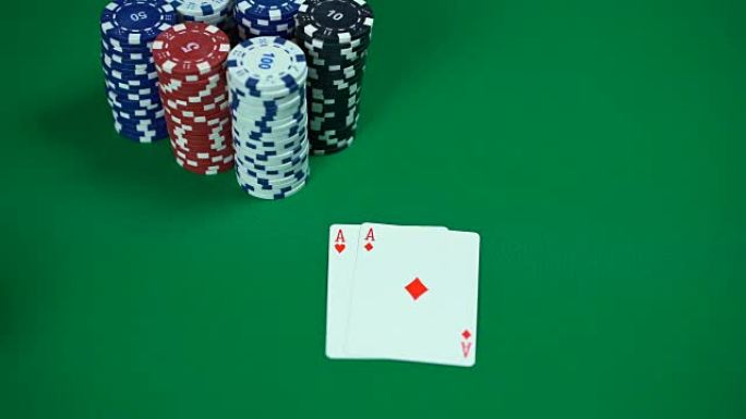 扑克玩家展示卡片，一对王牌，获胜手，成功玩家