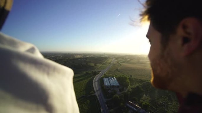 两名男子乘坐热气球俯瞰葡萄牙