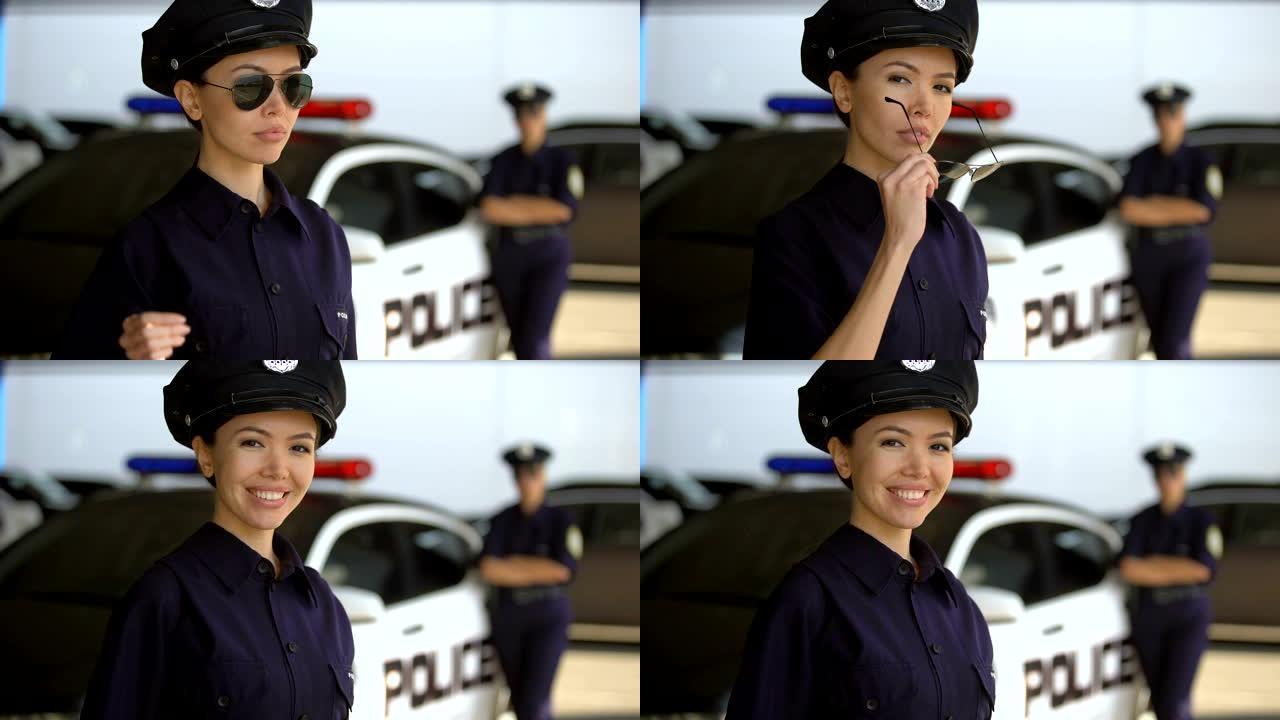 美丽的女巡警摘下太阳镜，微笑着靠近警车