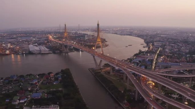 普密蓬悬索桥跨越湄南河的鸟瞰图