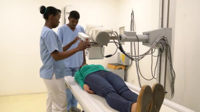 黑人放射科医生团队为患者进行胸部x光检查做准备