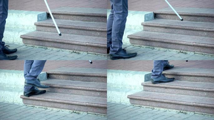 成年盲人爬楼梯，使用拐杖独立导航