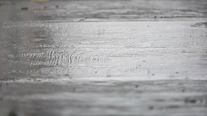 女人在雨天走在城市街道上