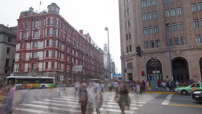 上海外滩，现代建筑外观和步行行人，时间流逝