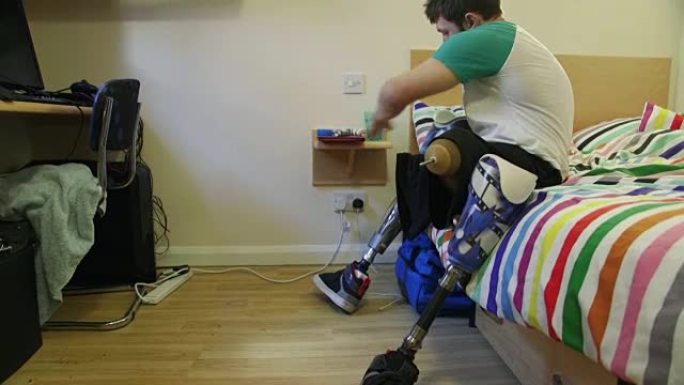 脱掉我的腿男人残疾残疾励志双腿截肢