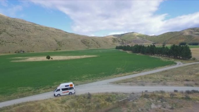 在新西兰，一辆货车在道路上行驶的空中无人机拍摄