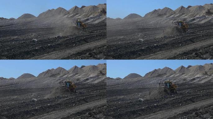 两台推土机在煤矿运土