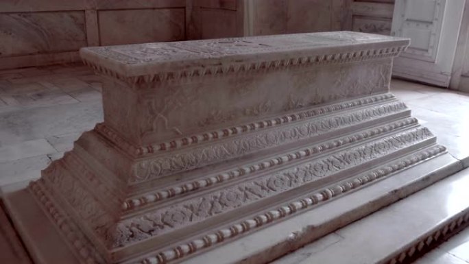 印度泰姬陵一栋建筑内的白色华丽大理石墓