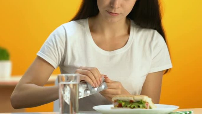 饱食的妇女在快餐午餐后几乎没有呼吸，服用消化药