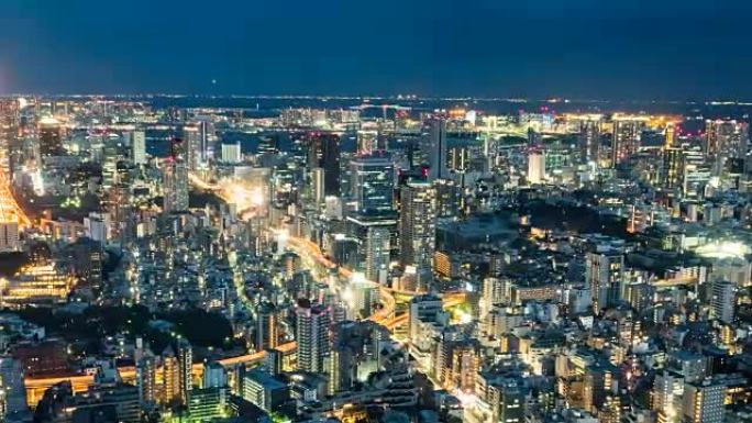 4k时间流逝: 日本东京市夜间的东京铁塔，道路上的汽车往来。高角度视图