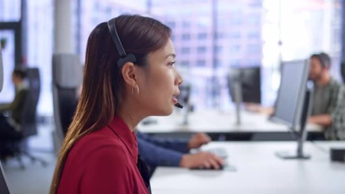 LD女性亚洲呼叫中心代理在现代办公室的办公桌上提供客户服务