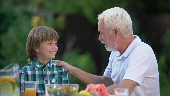祖父与孙子谈话，温馨的家庭关系，代桥