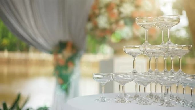 金字塔在婚礼上倒杯香槟。