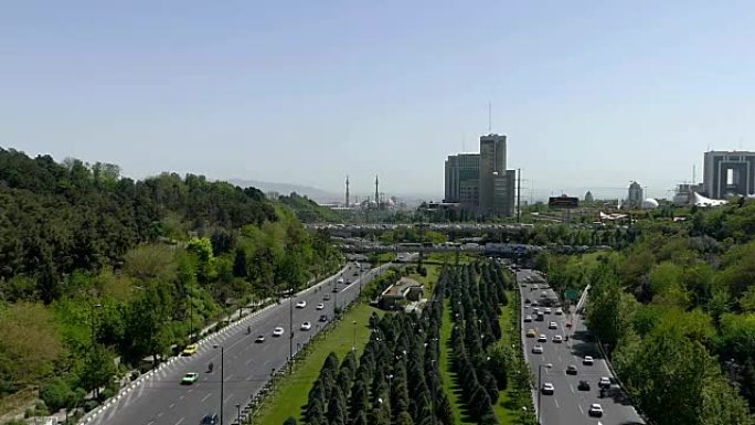从伊朗德黑兰的Tabiat桥拍摄的镜头交通