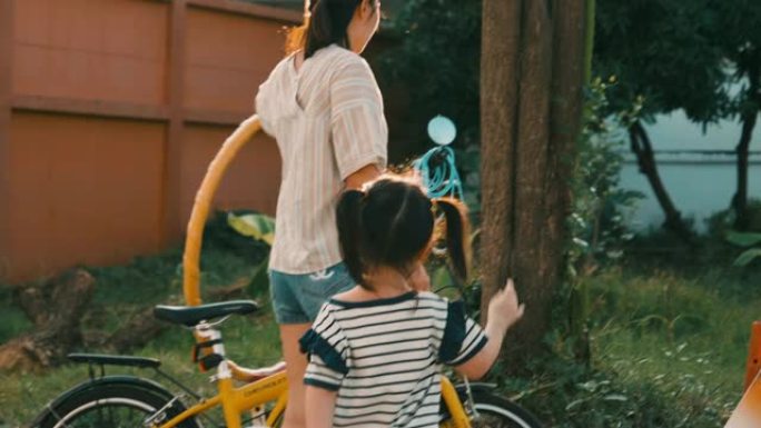 小女孩和她的母亲一起玩呼啦圈