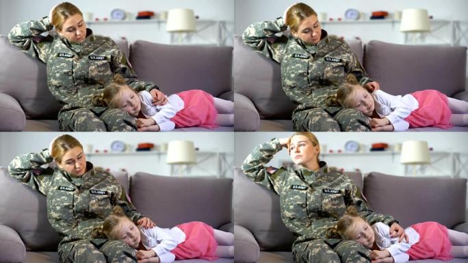 慈祥的美国军人母亲抚摸着睡在沙发上的孩子，回家