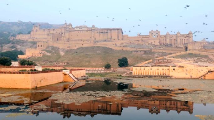 阿梅尔堡 (Amer Fort) 是位于印度拉贾斯坦邦阿梅尔的一座堡垒。它位于山上，是斋浦尔的主要旅