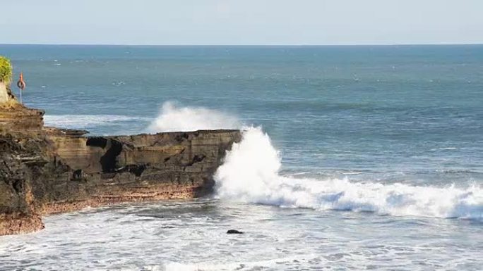 高清: 来自太平洋的海浪在印度尼西亚巴厘岛海滩的悬崖上坠落