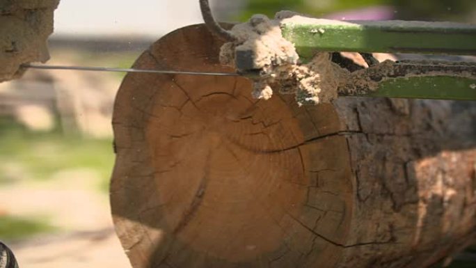 锯木机将树枝切成木梁
