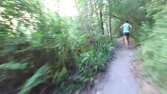 沿着岩石河道奔跑的女跑步者