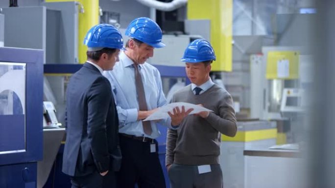LD男性高加索工业建筑师与工厂老板和一名亚洲工程师交谈