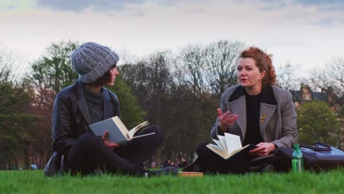 两个女人在公园里一起读书