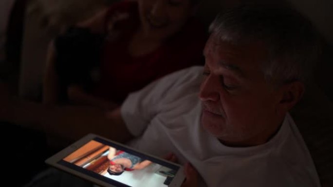 祖父母/父母与儿子视频聊天