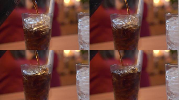 4k镜头在餐厅倒冰可乐。