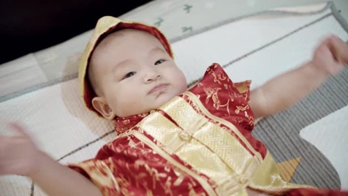 可爱的小男孩(2-5个月)穿着传统服装过春节