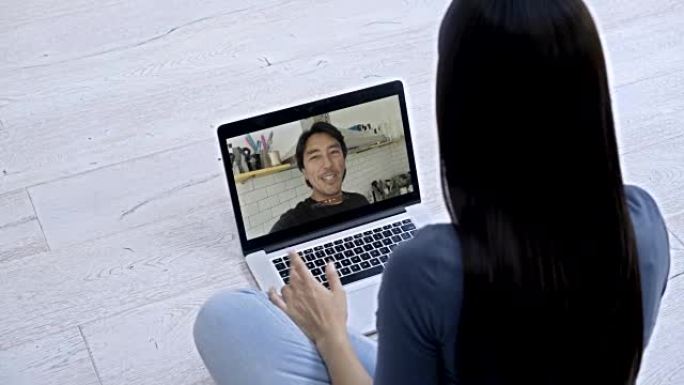 女人使用笔记本电脑和视频与男友聊天