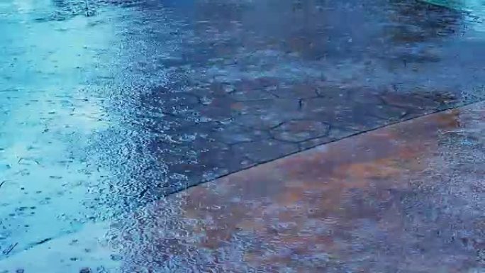 4k视频: 雨季暴雨，地面上的水雨正在下降。