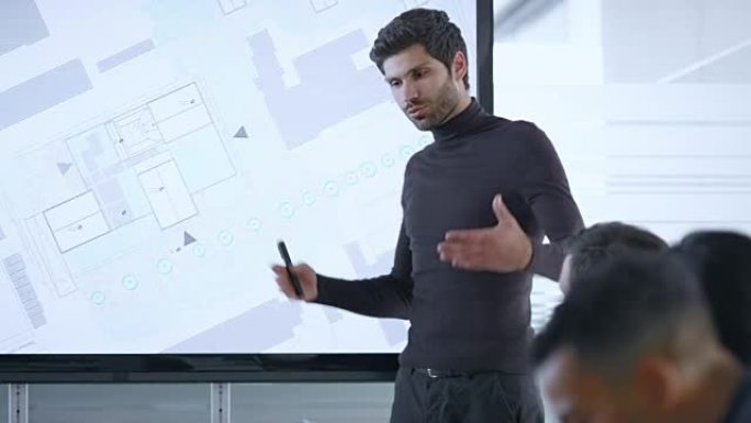 男建筑师在会议室的大屏幕上展示计划的细节