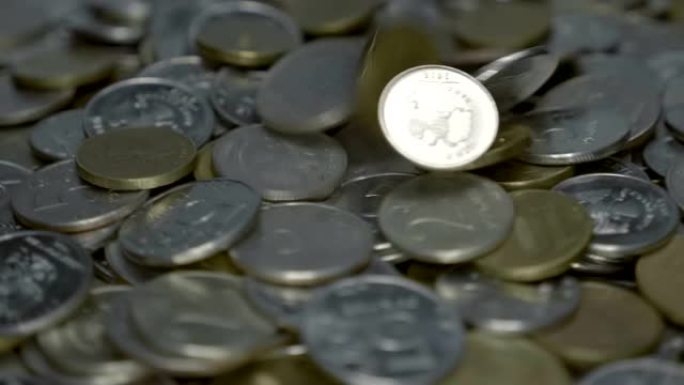 在一堆俄罗斯金属硬币上，一堆相同的琐事落下
