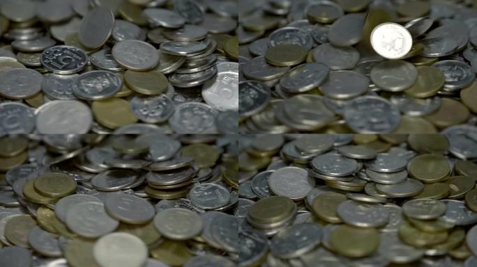 在一堆俄罗斯金属硬币上，一堆相同的琐事落下