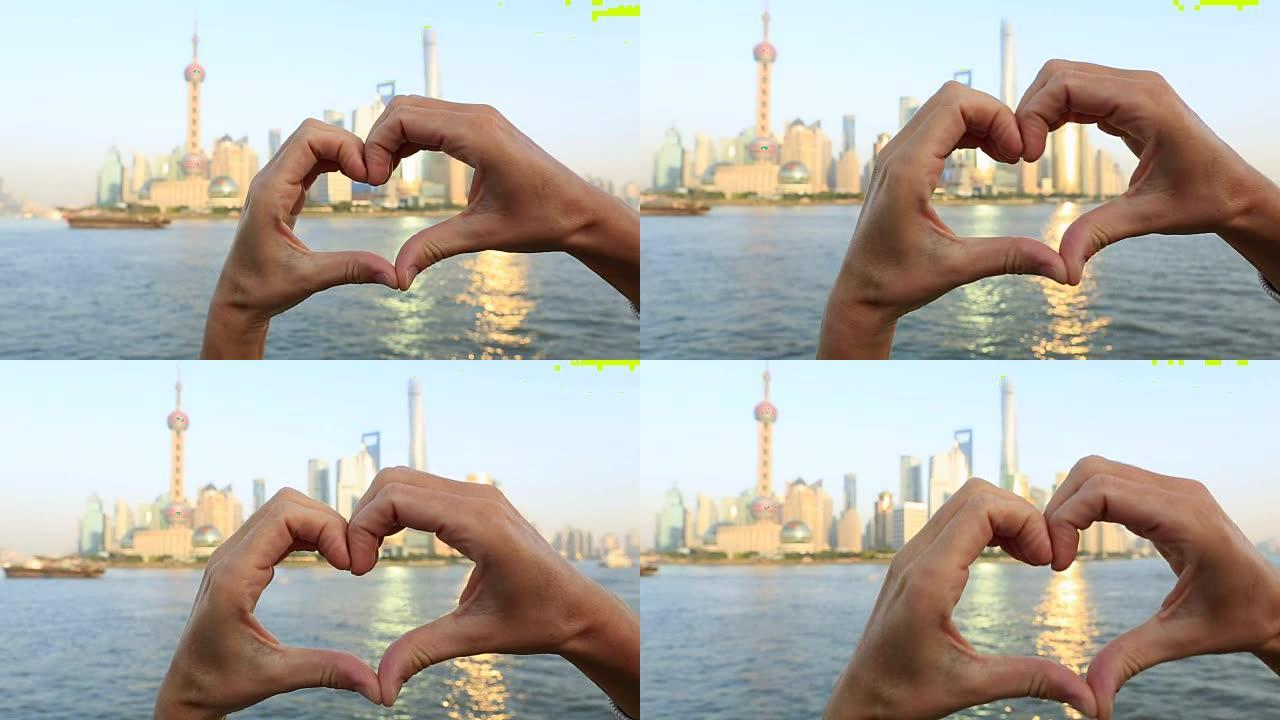 女人在上海用手做心形框架