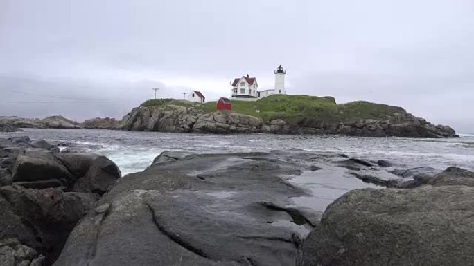 缅因州Lighthouse Behind Rocky Shore