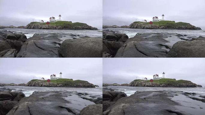 缅因州Lighthouse Behind Rocky Shore