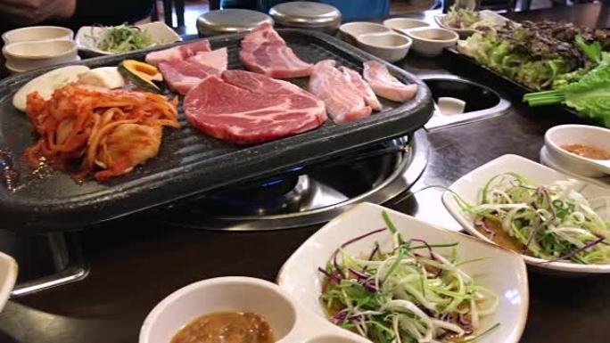 韩国首尔，韩国烧烤家庭午餐时间