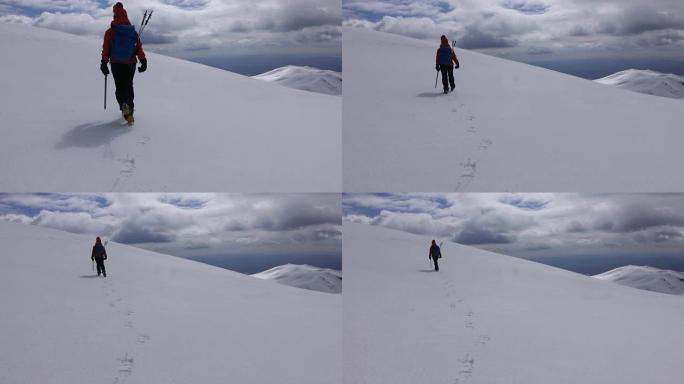 女登山者正在山顶上行走