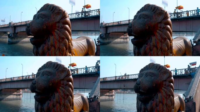 在城市里，靠近桥的台阶是一尊狮子雕像