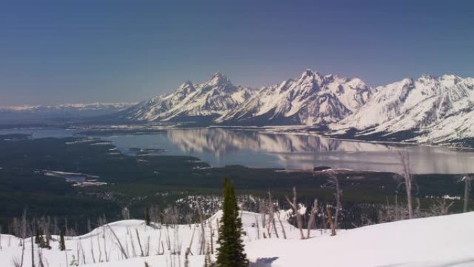 美丽的冰雪覆盖的山峰和杰克逊湖的鸟瞰图